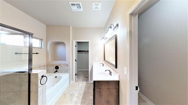 Building Photo - Stunning home 3 bedroom, 2.5 bathroom in West El Paso!