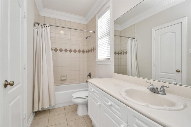Building Photo - 833 Rosine St