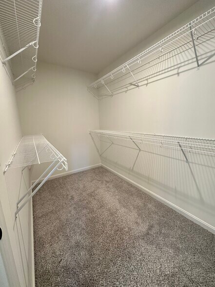 Owners closet - 3368 Sunbeam Pl