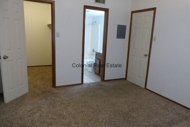 Building Photo - Cozy 1 Bedroom 1 bathroom Apartment. Central heat and air throughout, granite countertops, and up...