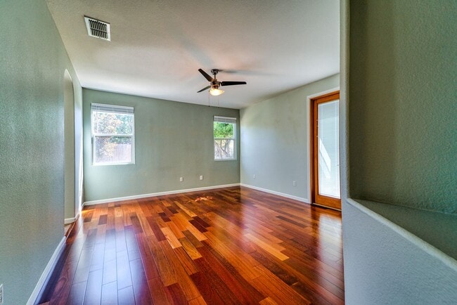 Building Photo - Stunning 4-Bedroom Home in Plumas Lake