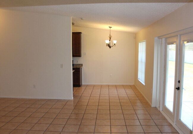 Building Photo - Lovely Home Available in the Royal Manor S...