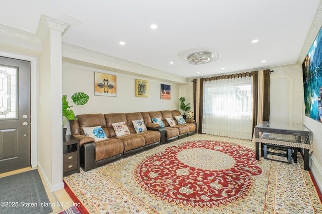 Building Photo - 453 Dongan Hills Ave