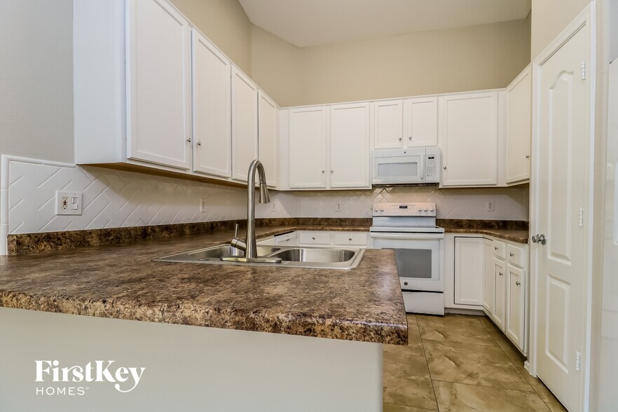 Building Photo - 5859 W Cochise Dr