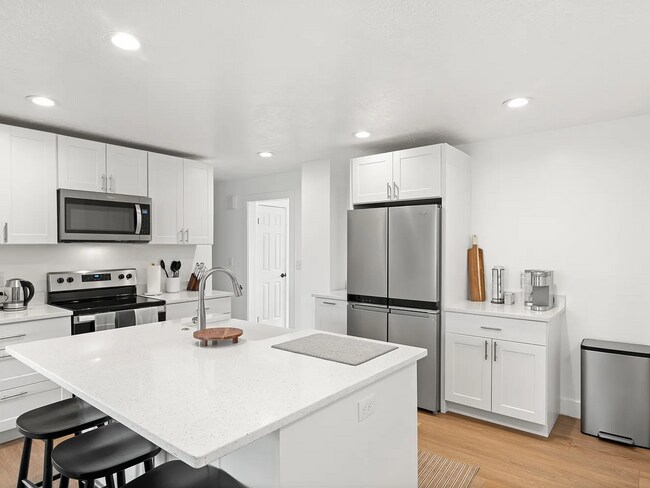 Building Photo - Fully Renovated 5BR Home with RV Parking & Designer Finishes