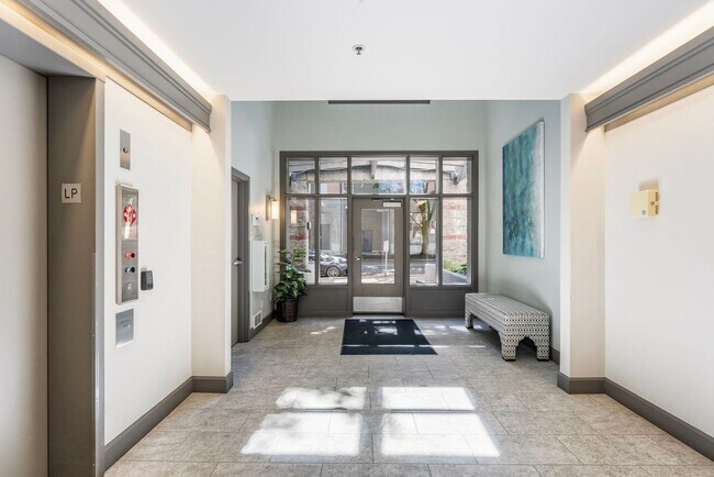 Building Photo - Riverplace Condominiums - 1 bed/1 bath corner unit w/parking/storage/balcony/fireplace