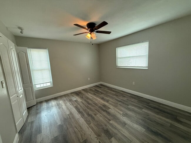 Building Photo - 2/1 UPDATED UNIT in a Triplex
