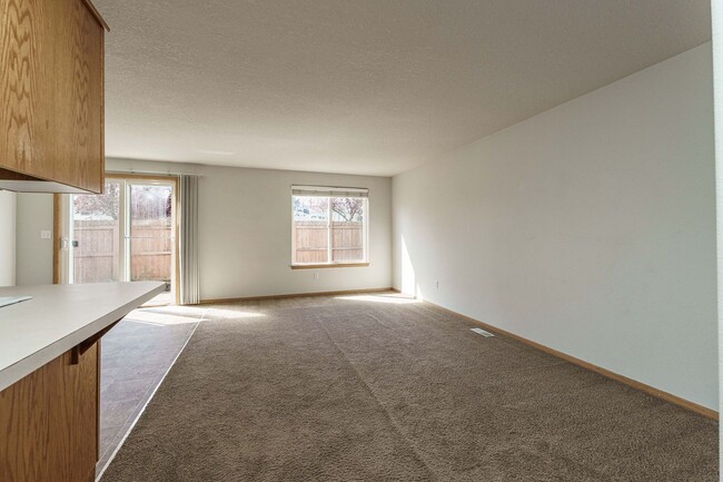 Building Photo - Comfortable 3-Bedroom Townhouse with A/C, ...
