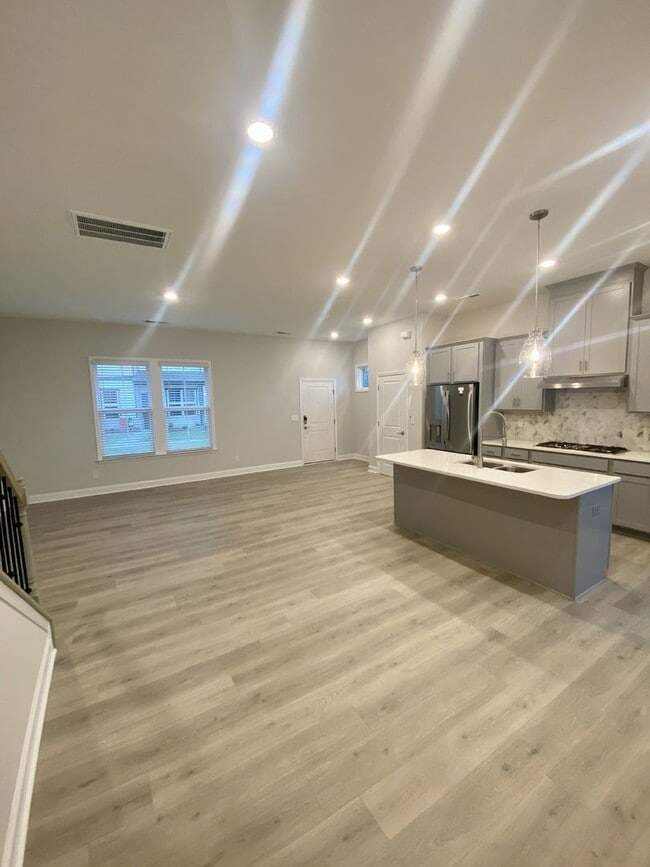 Building Photo - End Unit Townhouse in Terraces at Farmington