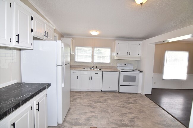 Building Photo - Spacious 3-Bed, 2-Bath Manufactured Home o...