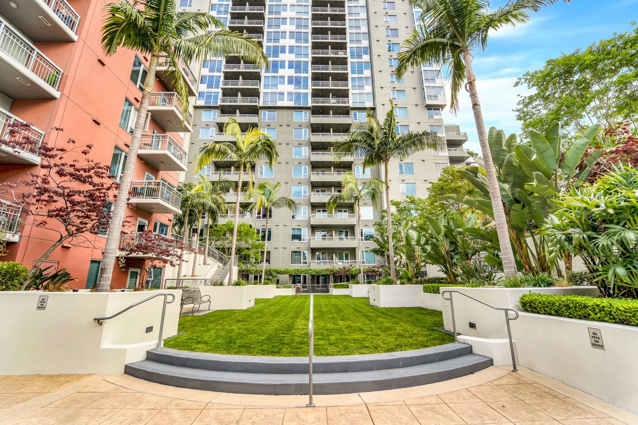 Building Photo - 300 W Beech St