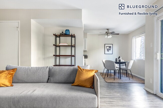 Building Photo - 311 S Doheny Dr