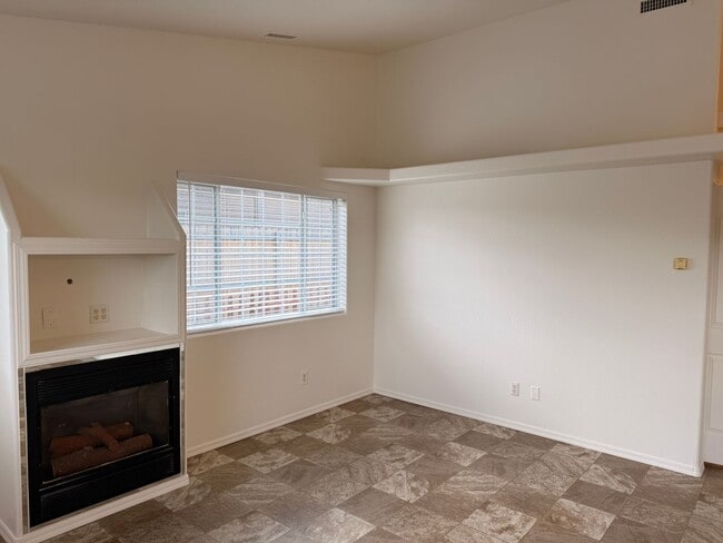 Building Photo - 9800 E Lakeshore Dr