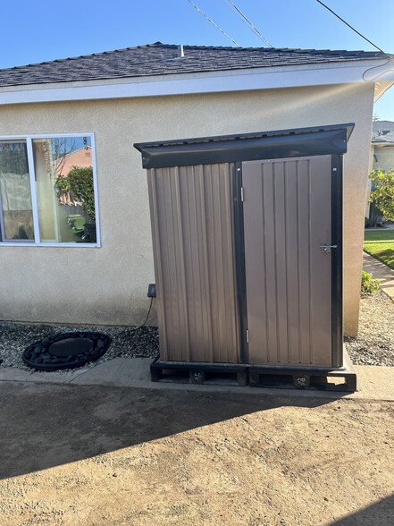 Building Photo - 3457 S Cloverdale Ave