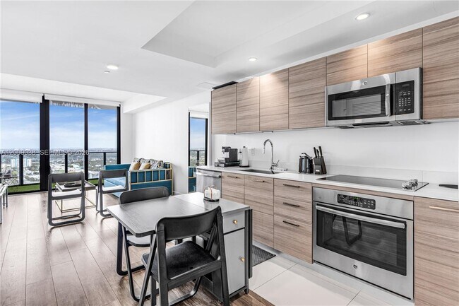 Building Photo - 121 NE 34th St