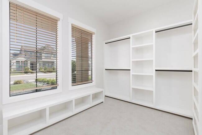 Building Photo - Gorgeous 5 bed | 3.5 bath |  Custom Home with RV Garage in Tonaquint!