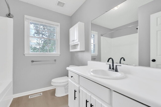 Building Photo - Discover Comfort and Convenience! Prime Bo...