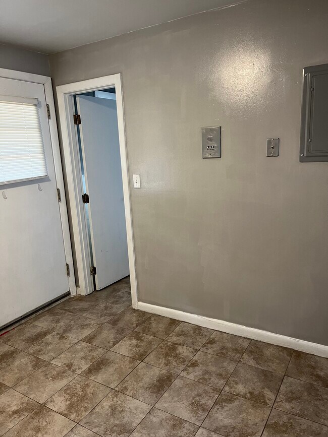 Building Photo - D2 Unit 2 Colonial Drive