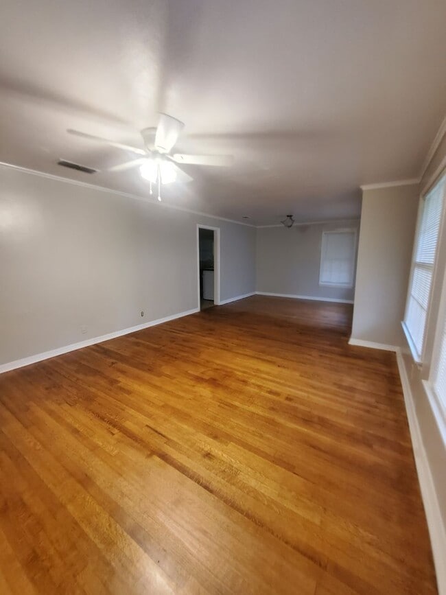 Building Photo - $500 Off 1st Month Special