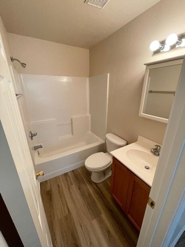 Building Photo - Nice 2 Bedroom/2.5 Bath/1 Car Garage End Unit Townhome For Rent!