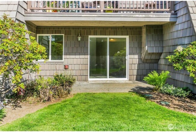 Building Photo - 3 Bed 2 Bathroom Edmonds Condo!