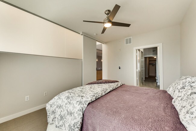 Building Photo - Stunning 2/2 Condo in Oak Lawn!