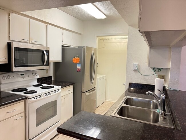 Building Photo - 2800 Jeanetta St