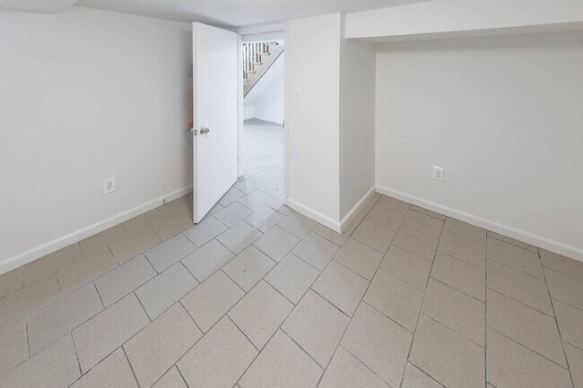 Building Photo - 657 Manida St
