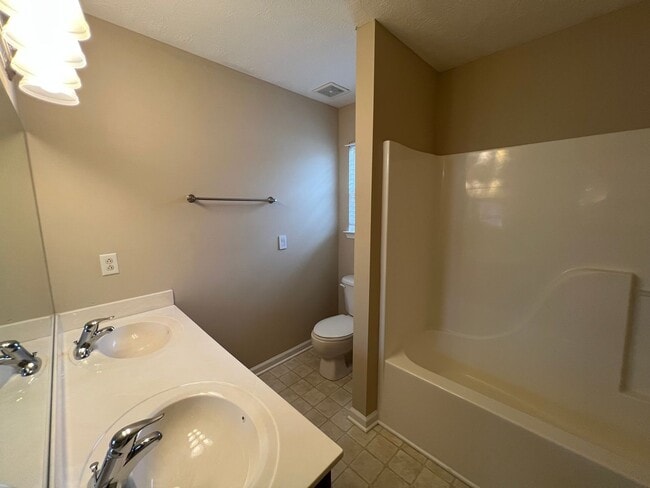 Building Photo - Cute 3 BR 2.5 BA Home Located in Culdesac in Evergreen Farms