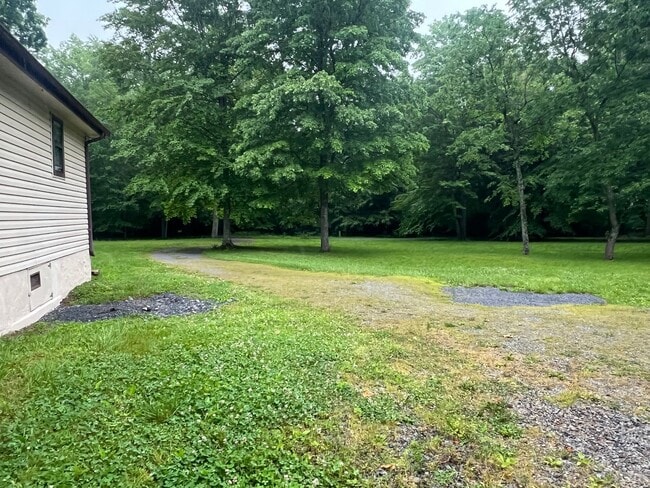 Building Photo - 1 BED 1 BATH PRIVATE RETREAT!