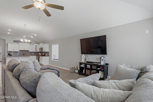 Building Photo - 13912 Loreina Luz Ave