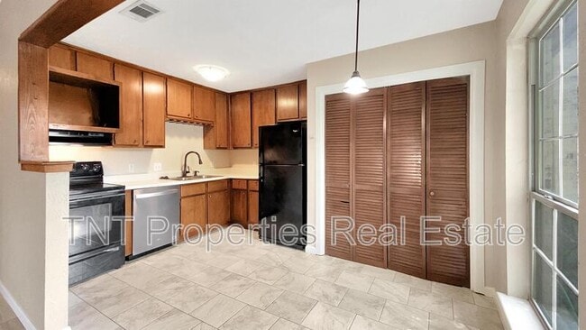 Building Photo - 605 San Saba Ct