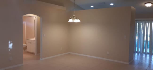 Building Photo - 461 SW Carmelite St