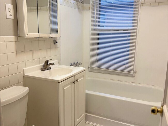 Building Photo - COMING SOON! Charming 2 Bedroom Home Near Dundee!