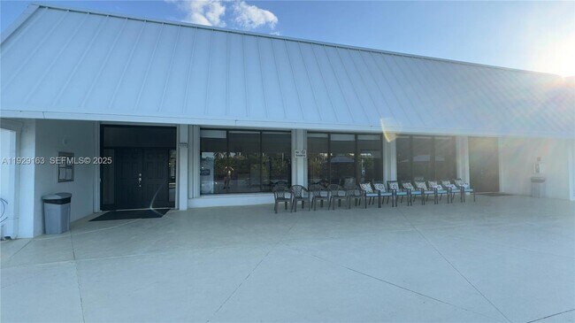 Building Photo - 3401 N Country Club Dr