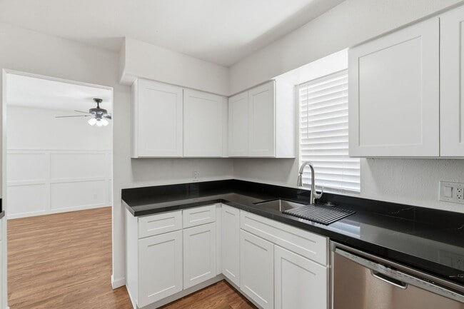 Building Photo - REMODELED! One Bedroom/One Bath in Historic Downtown Mesa