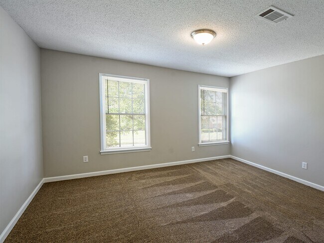 Building Photo - Pretty 4 bed, 2.5 bath home with wonderful...