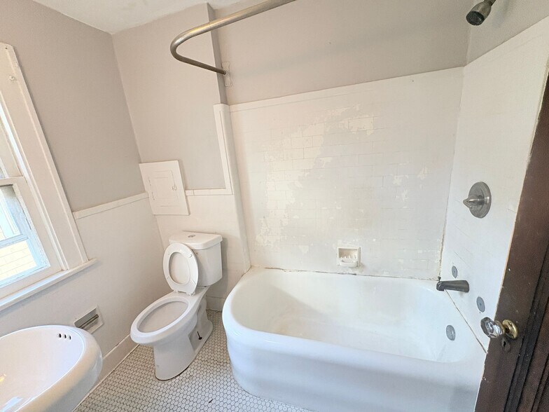 Building Photo - 1907 Oakwood Ave