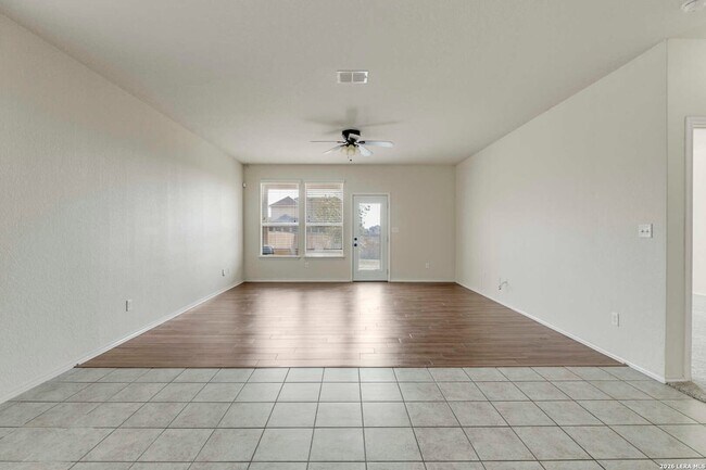 Building Photo - 322 Walnut Crest