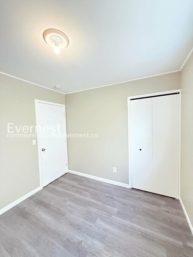Building Photo - 3 Bed, 1 Bath Home with Modern Amenities  / Pet-Friendly / Vouchers Accepted / Available Now!
