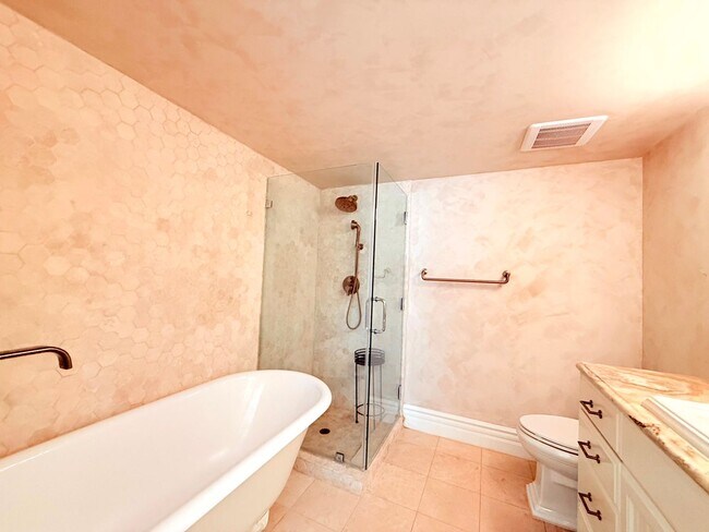 Building Photo - Sophisticated Bright & Spacious Furnished ...