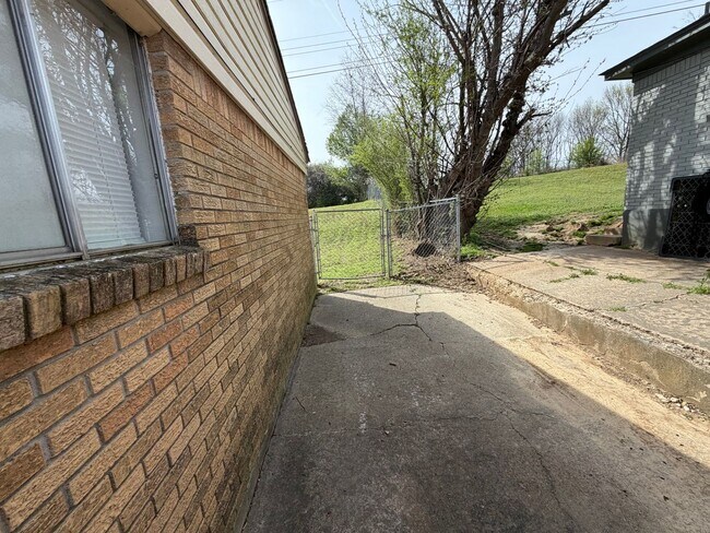 Building Photo - 3677 Hillbrook Rd