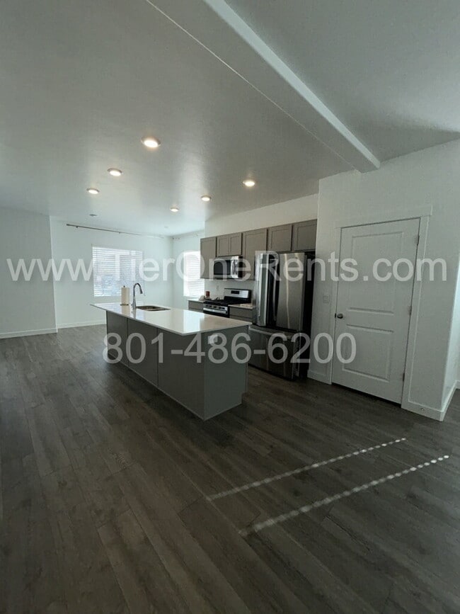 Building Photo - NO DEPOSIT option available for qualified ...