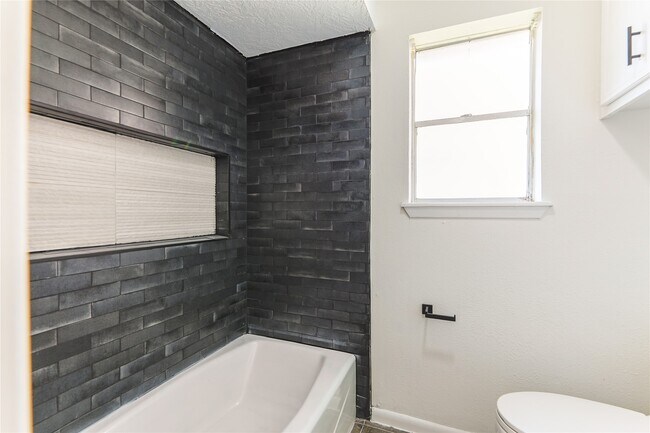 Building Photo - 431 Topsail Way