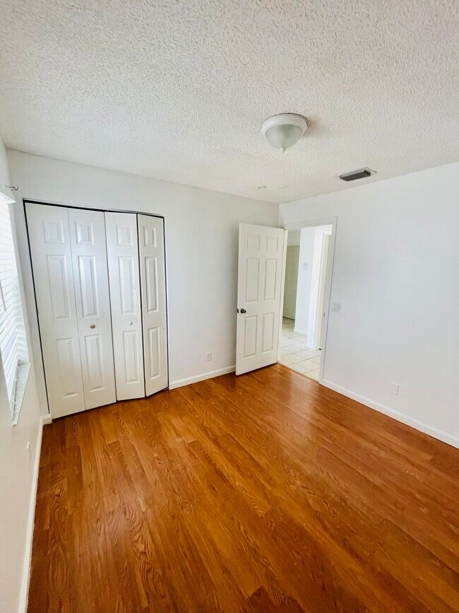 Building Photo - 7093 Middlebury Dr