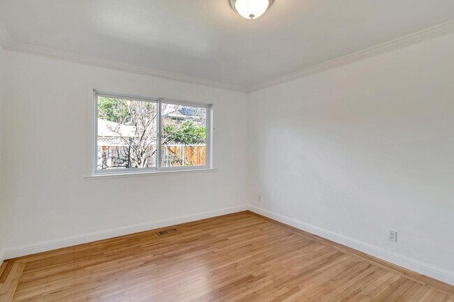 Building Photo - 123 Dunsmuir Way