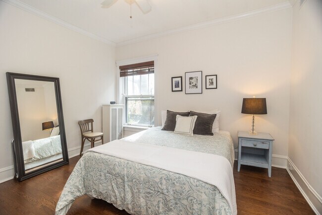 Building Photo - 901 W Ainslie St