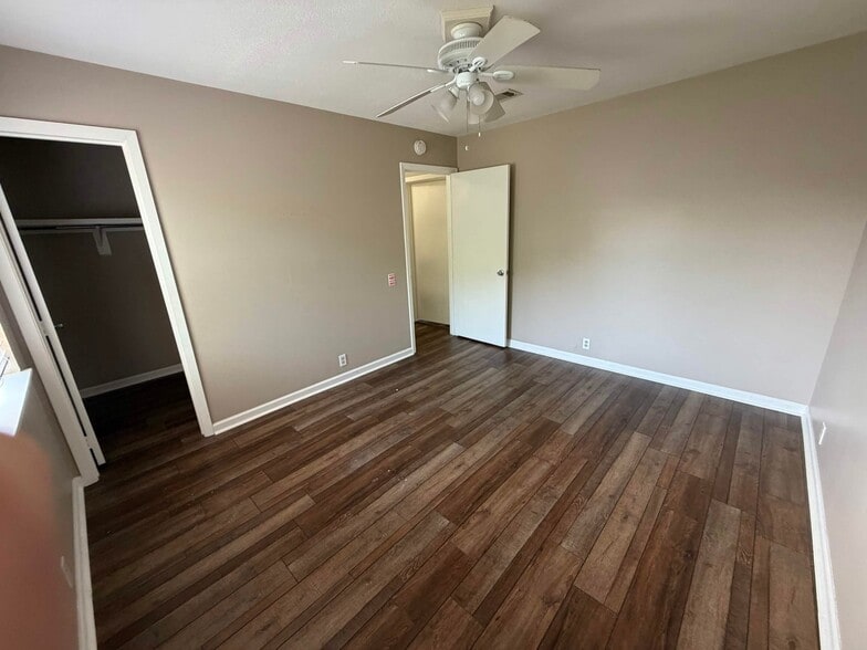 Building Photo - 211 Lakebend Cir