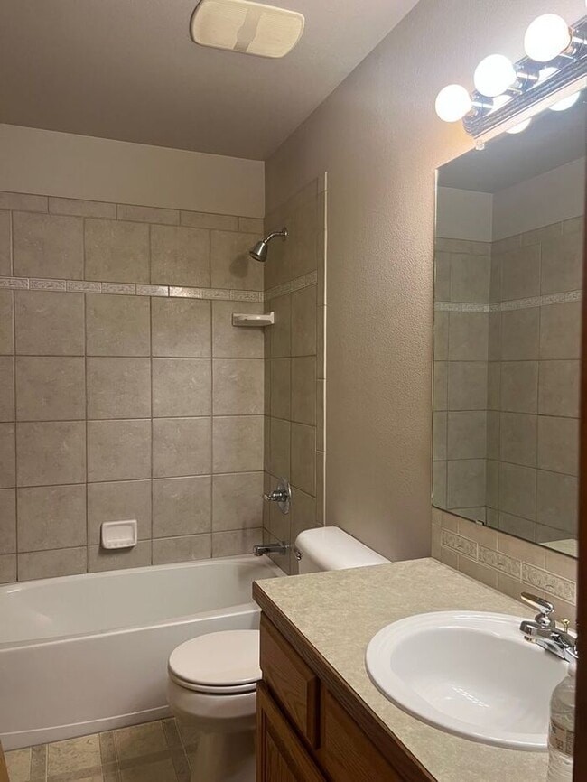 Building Photo - Large 3 bed 2.5 ba Duplex In West Loveland