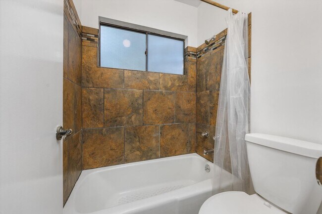 Building Photo - Spacious Condo Near Bakersfield College – Prime Location!